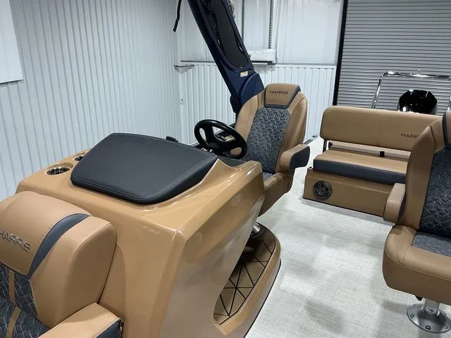 Slide: The Image of Harris Grand Mariner 250 SLDH 2025 - 8