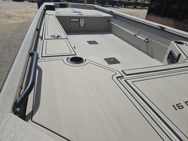 Slide: The Image of Avid 16 Commander 2026 - 16