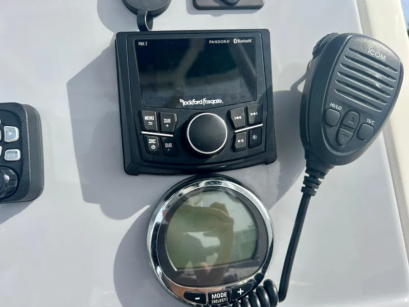 Slide: The Image of Boat dashboard with Rockford Fosgate audio system and Icom radio, Trophy T24CC 2023 model. - 16