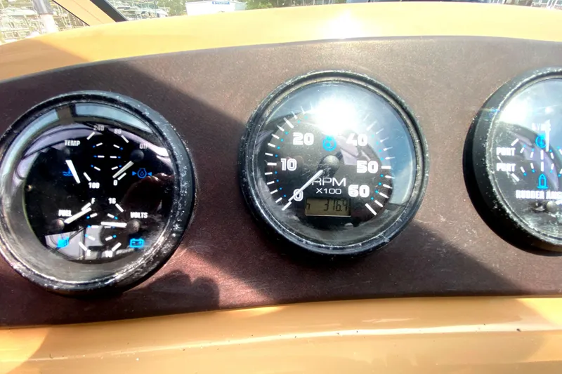 Slide: The Image of Carver 360 Mariner 2004 - 14