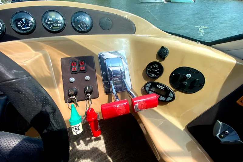 Slide: The Image of Carver 360 Mariner 2004 - 15