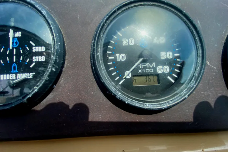 Slide: The Image of Carver 360 Mariner 2004 - 16