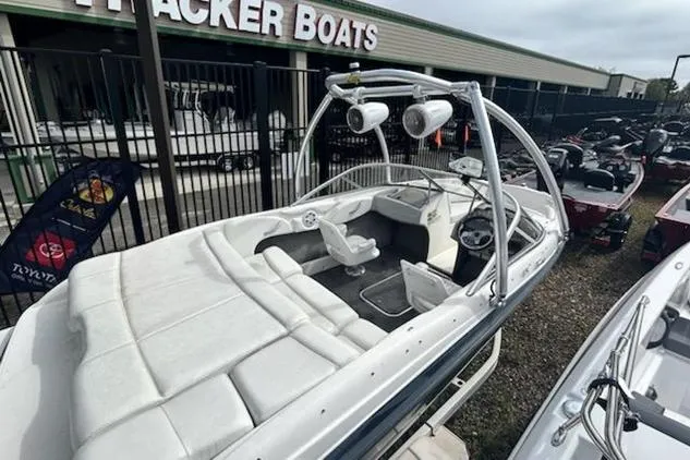 Slide: The Image of 2010 Bayliner 185 Flight boat with white interior at Tracker Boats dealership. - 3