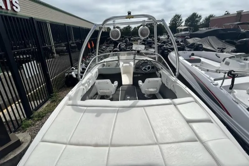 Slide: The Image of 2010 Bayliner 185 Flight boat with white interior and wakeboard tower. - 4