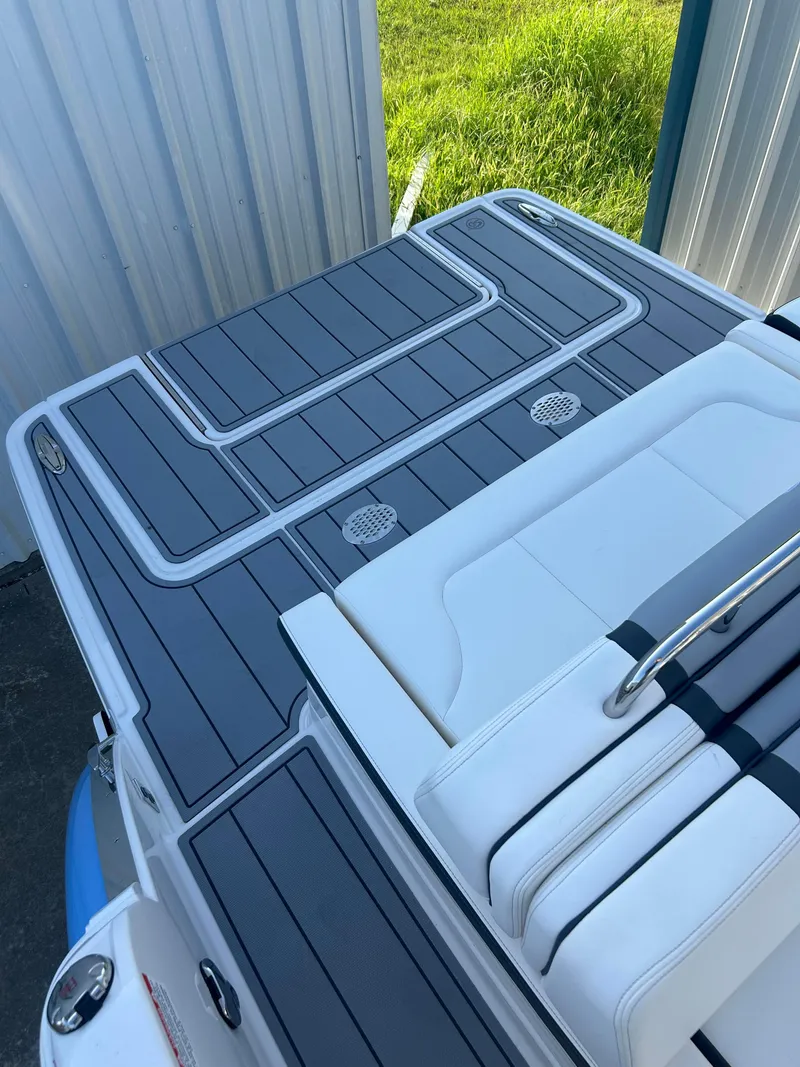 Slide: The Image of Chaparral 30 Surf 2024 - 3