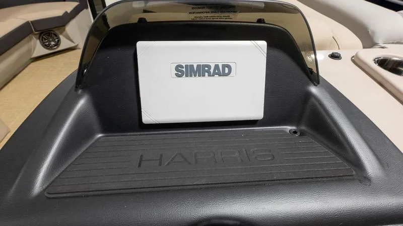 Slide: The Image of Simrad display on Harris Cruiser 230 SLDH 2025 dashboard. - 26