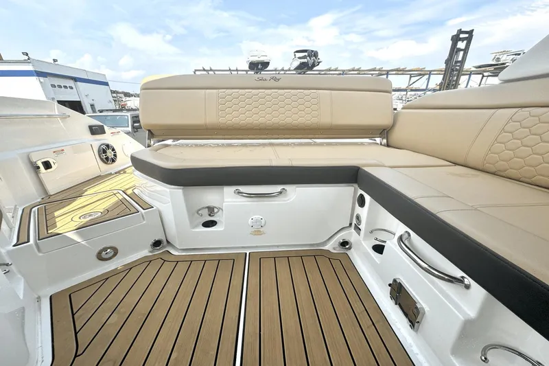 Slide: The Image of Sea Ray SDX 250 2023 - 10