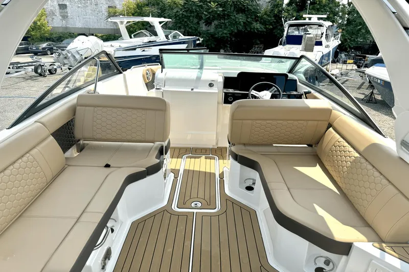 Slide: The Image of Sea Ray SDX 250 2023 - 12