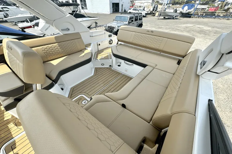 Slide: The Image of Sea Ray SDX 250 2023 - 15