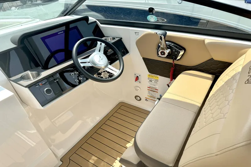 Slide: The Image of Sea Ray SDX 250 2023 - 17