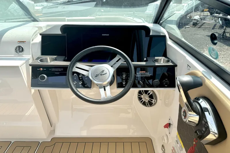 Slide: The Image of Sea Ray SDX 250 2023 - 19