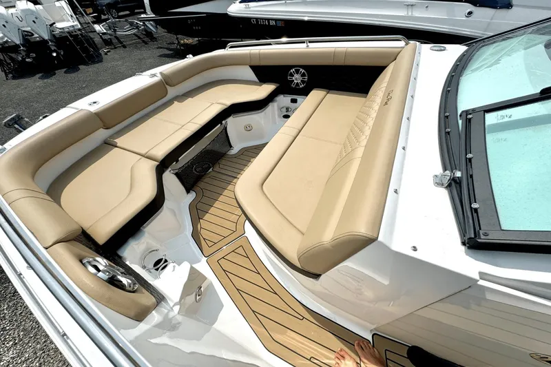 Slide: The Image of Sea Ray SDX 250 2023 - 21