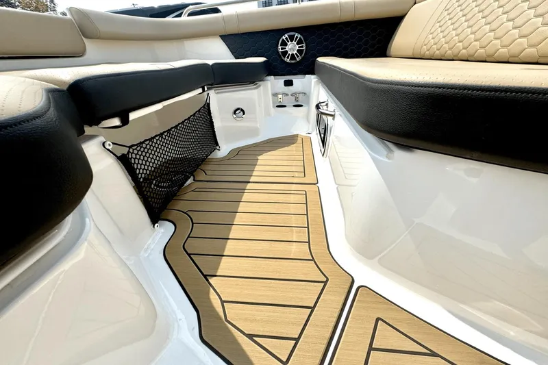 Slide: The Image of Sea Ray SDX 250 2023 - 23