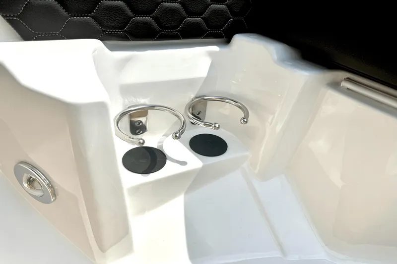 Slide: The Image of Sea Ray SDX 250 2023 - 25