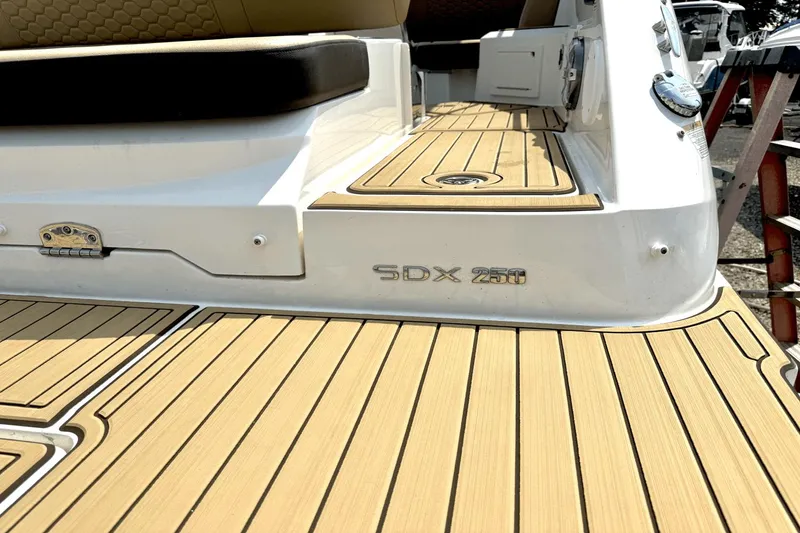 Slide: The Image of Sea Ray SDX 250 2023 - 5