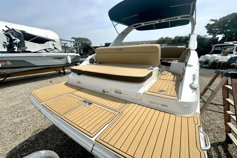 Slide: The Image of Sea Ray SDX 250 2023 - 8