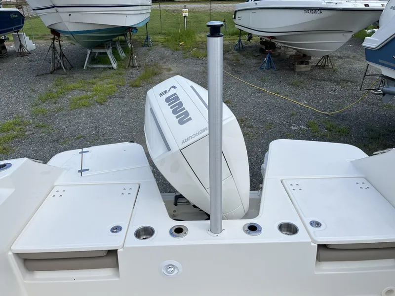 Slide: The Image of Boston Whaler 210 Vantage 2024 - 10