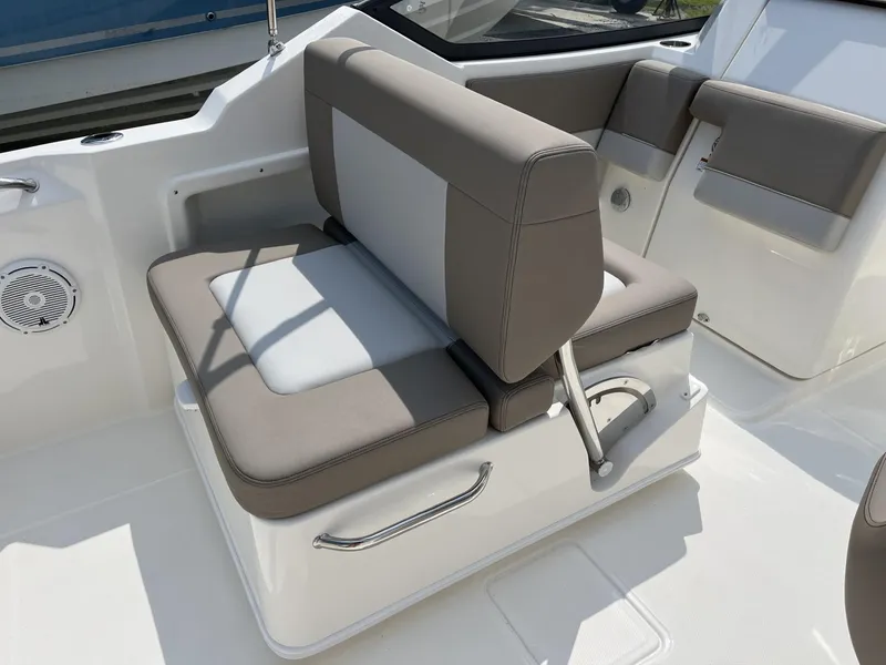 Slide: The Image of Boston Whaler 210 Vantage 2024 - 12