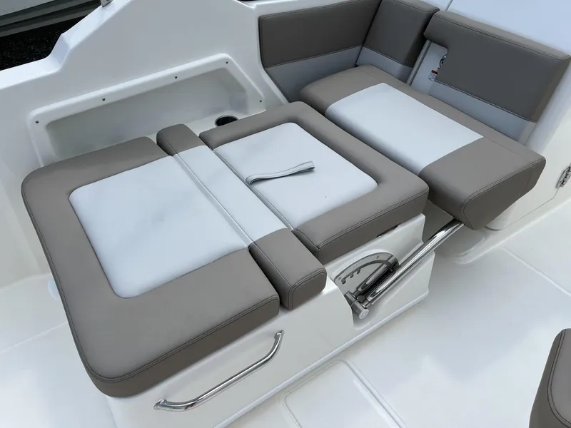 Slide: The Image of Boston Whaler 210 Vantage 2024 - 13