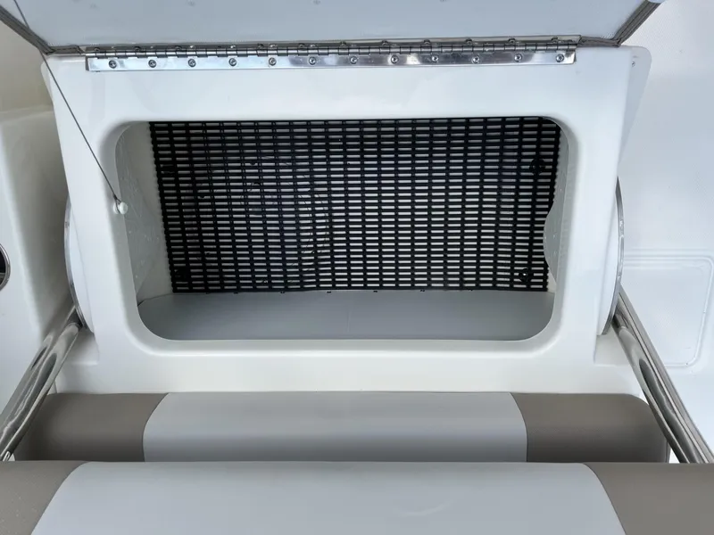 Slide: The Image of Boston Whaler 210 Vantage 2024 - 14