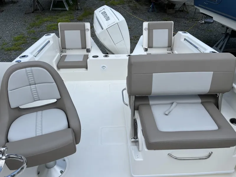 Slide: The Image of Boston Whaler 210 Vantage 2024 - 16