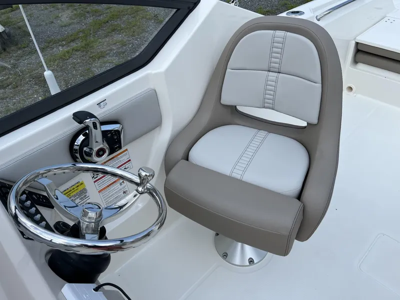 Slide: The Image of Boston Whaler 210 Vantage 2024 - 17