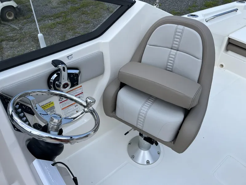 Slide: The Image of Boston Whaler 210 Vantage 2024 - 18