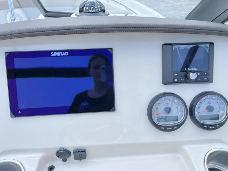 Slide: The Image of Boston Whaler 210 Vantage 2024 - 19