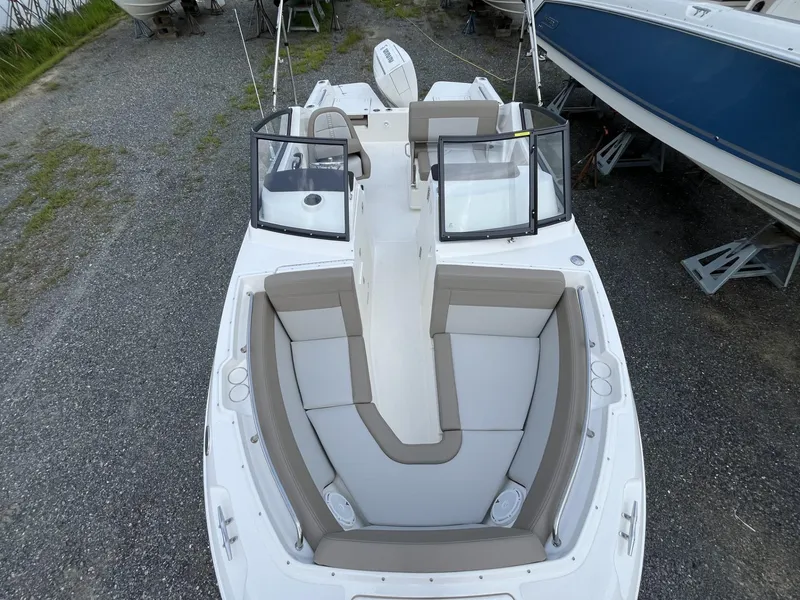 Slide: The Image of Boston Whaler 210 Vantage 2024 - 2