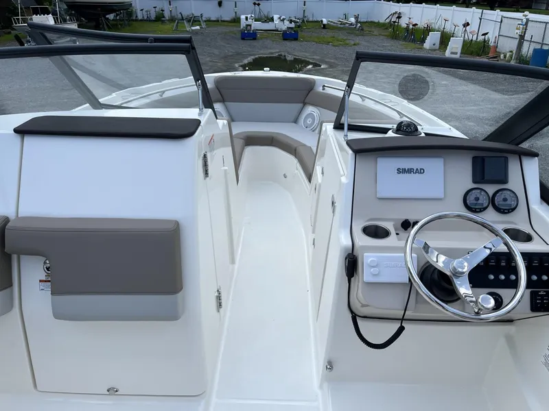 Slide: The Image of Boston Whaler 210 Vantage 2024 - 20