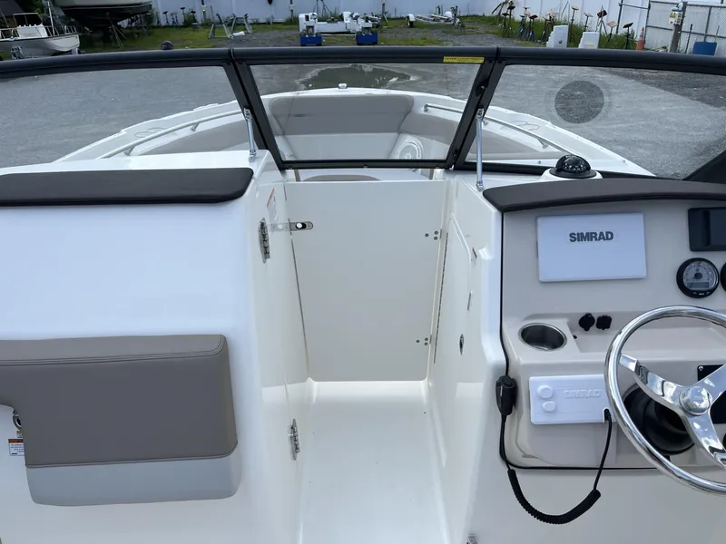 Slide: The Image of Boston Whaler 210 Vantage 2024 - 21
