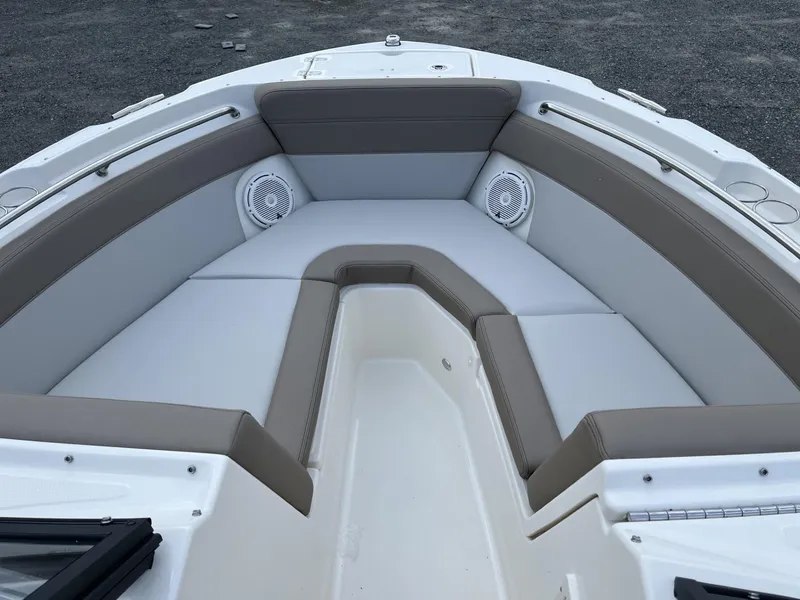 Slide: The Image of Boston Whaler 210 Vantage 2024 - 22