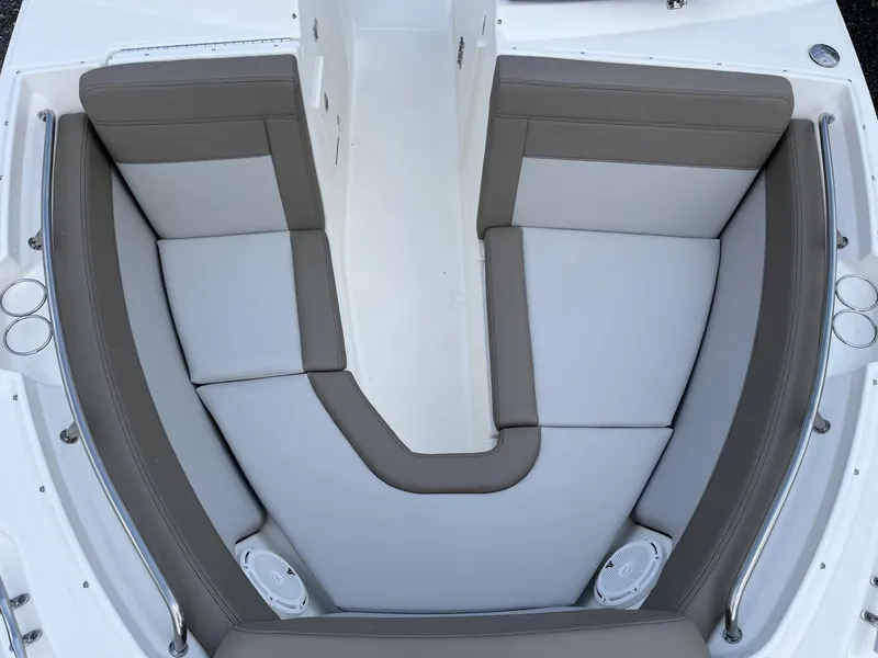 Slide: The Image of Boston Whaler 210 Vantage 2024 - 23