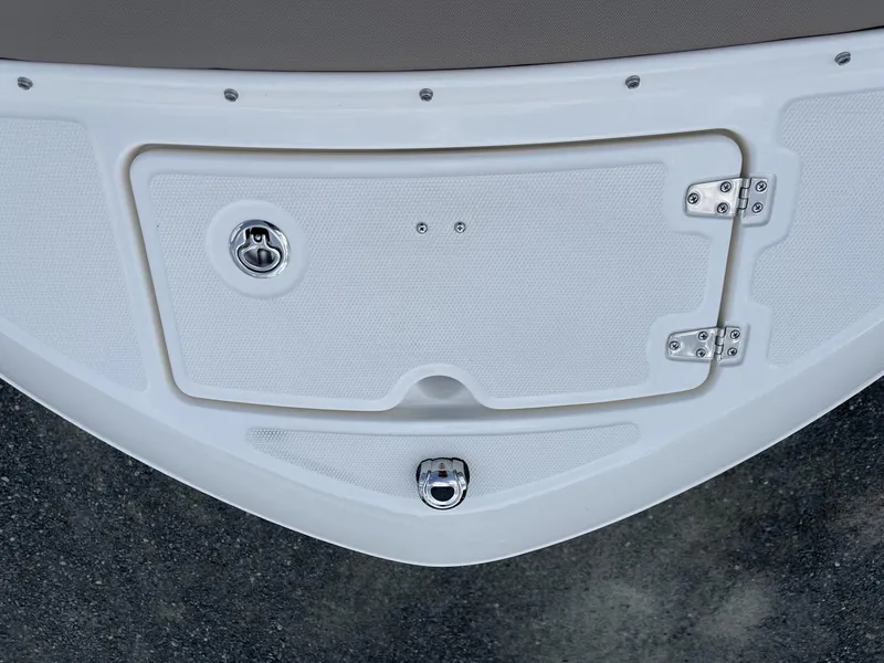 Slide: The Image of Boston Whaler 210 Vantage 2024 - 24