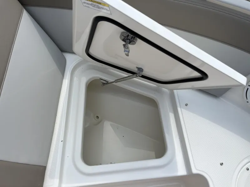 Slide: The Image of Boston Whaler 210 Vantage 2024 - 26