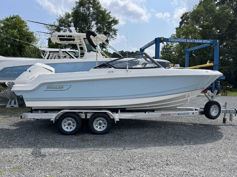 Slide: The Image of Boston Whaler 210 Vantage 2024 - 28