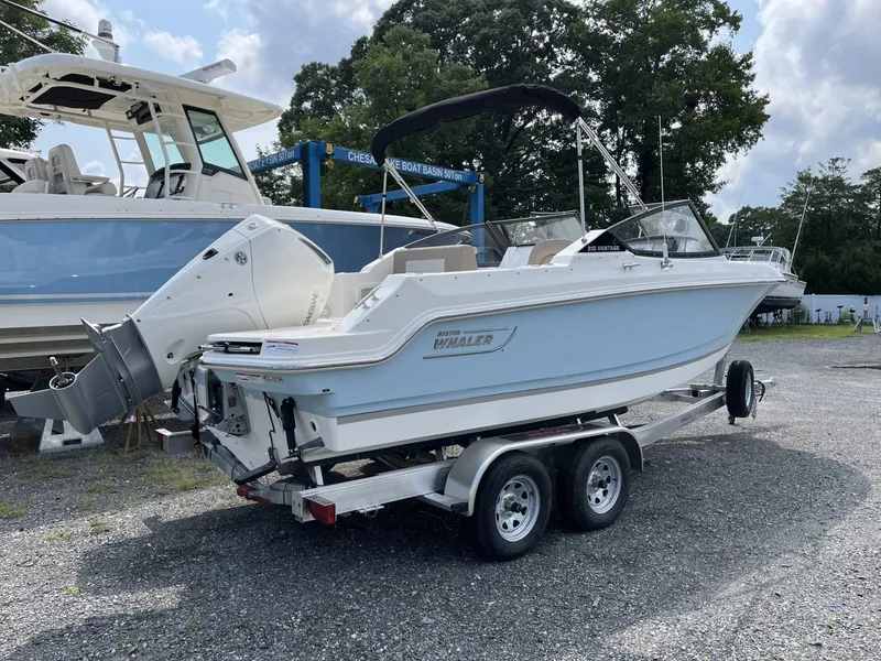 Slide: The Image of Boston Whaler 210 Vantage 2024 - 29