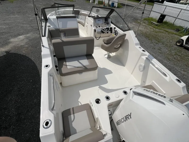 Slide: The Image of Boston Whaler 210 Vantage 2024 - 3