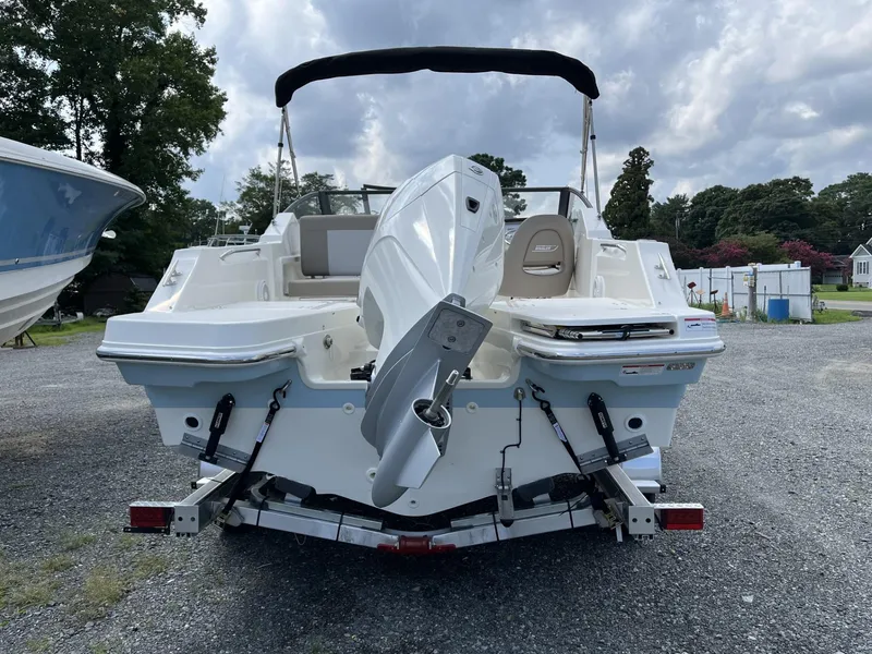 Slide: The Image of Boston Whaler 210 Vantage 2024 - 30