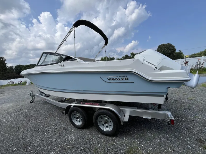 Slide: The Image of Boston Whaler 210 Vantage 2024 - 31