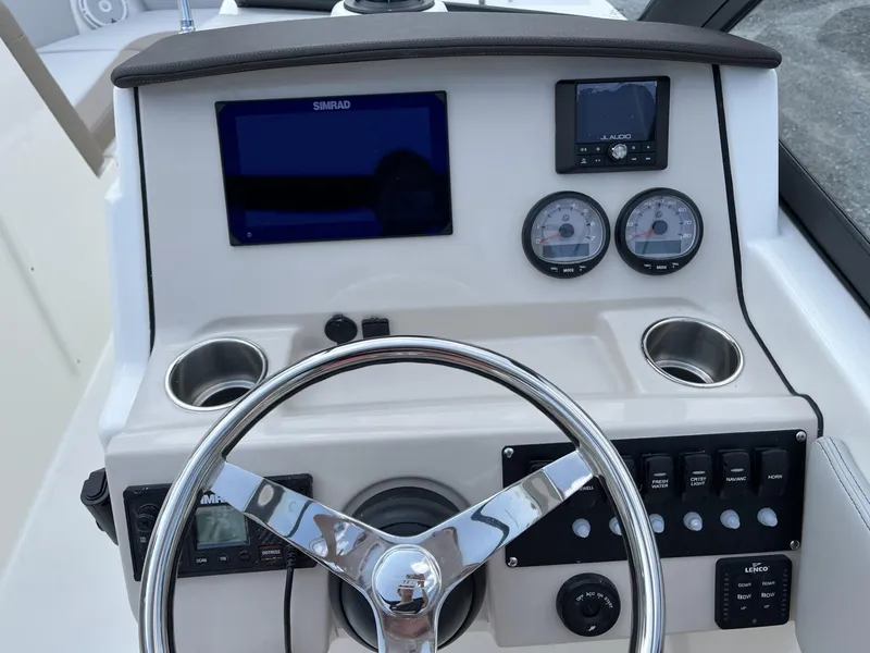 Slide: The Image of Boston Whaler 210 Vantage 2024 - 4