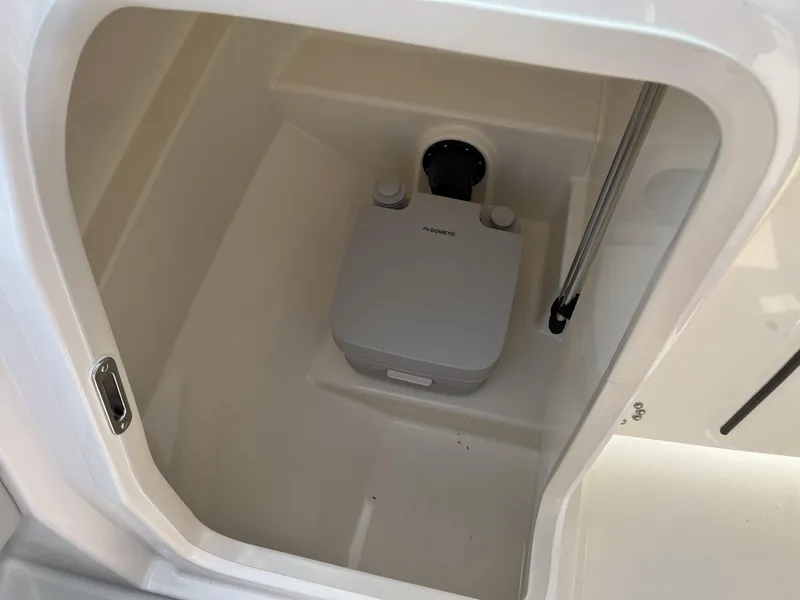 Slide: The Image of Boston Whaler 210 Vantage 2024 - 6