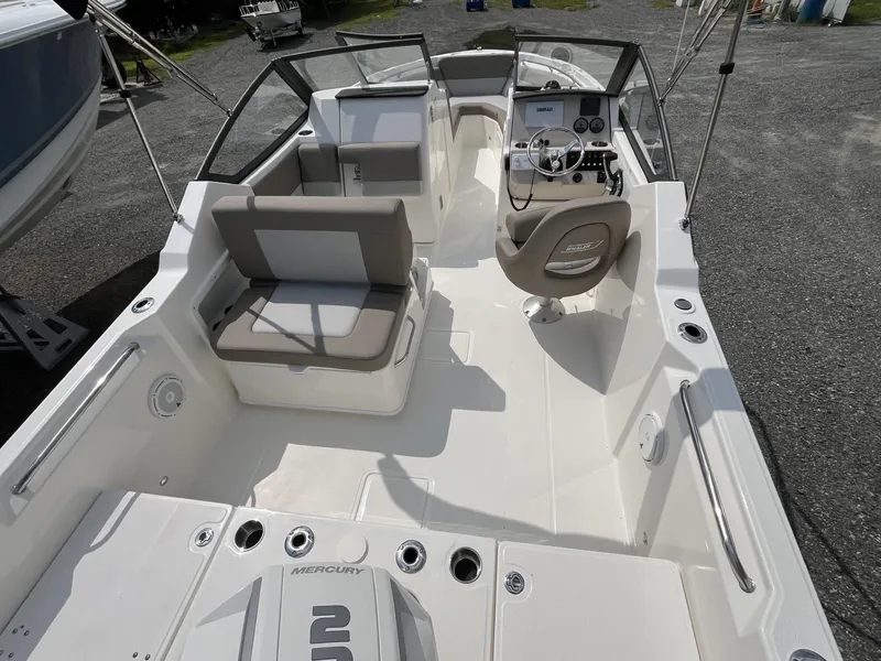 Slide: The Image of Boston Whaler 210 Vantage 2024 - 8