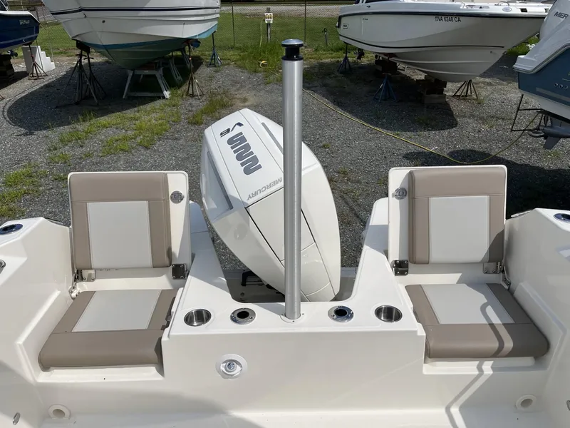 Slide: The Image of Boston Whaler 210 Vantage 2024 - 9