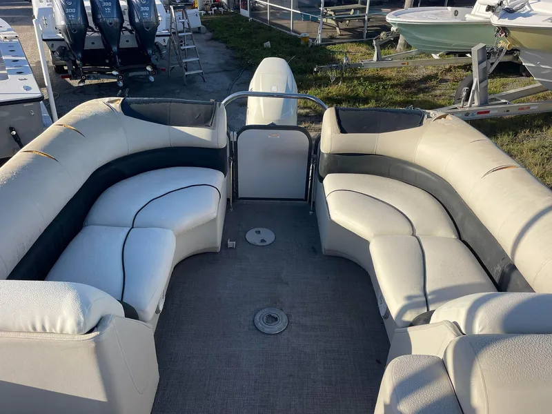 Slide: The Image of 2017 Manitou 25 Oasis pontoon boat with spacious seating and modern design. - 5