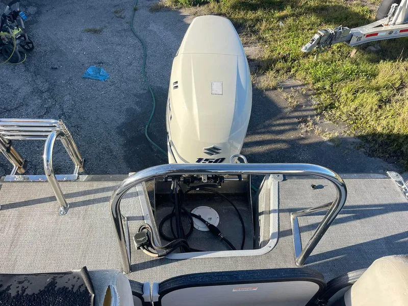 Slide: The Image of 2017 Manitou 25 Oasis boat with outboard motor, viewed from above. - 6