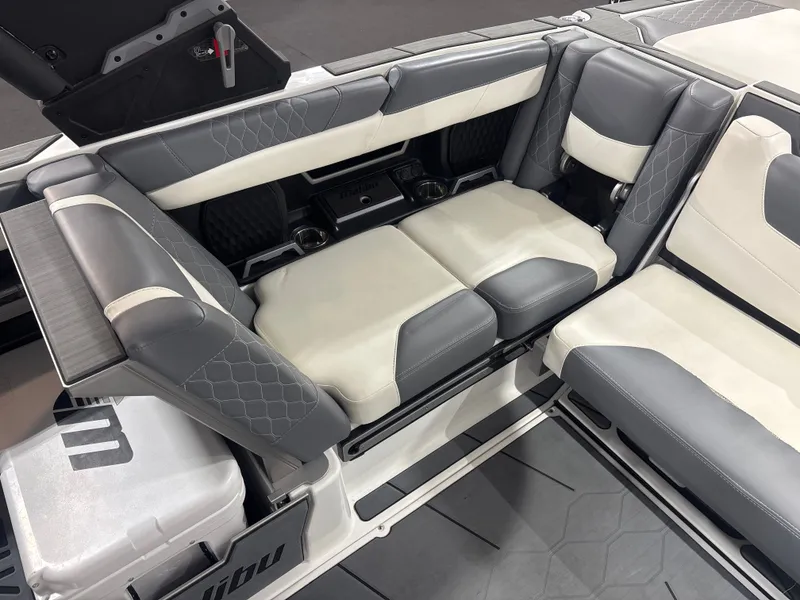 Slide: The Image of Malibu M240 2021 - 12