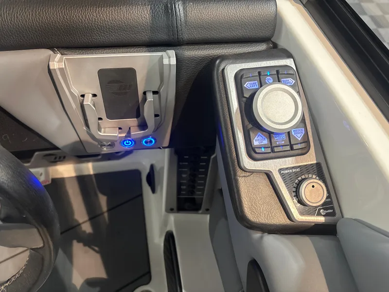 Slide: The Image of Malibu M240 2021 - 17