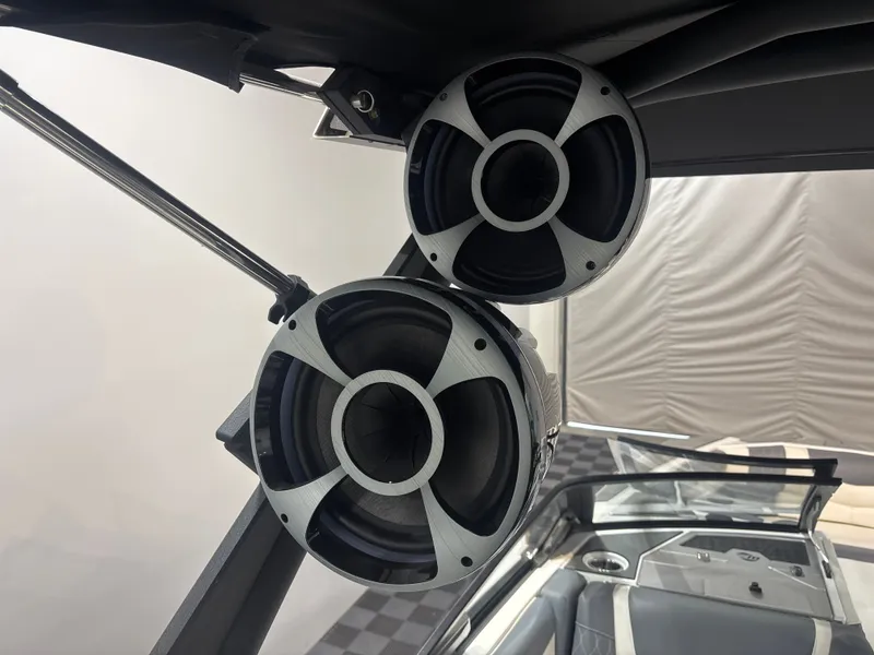 Slide: The Image of Malibu M240 2021 - 19