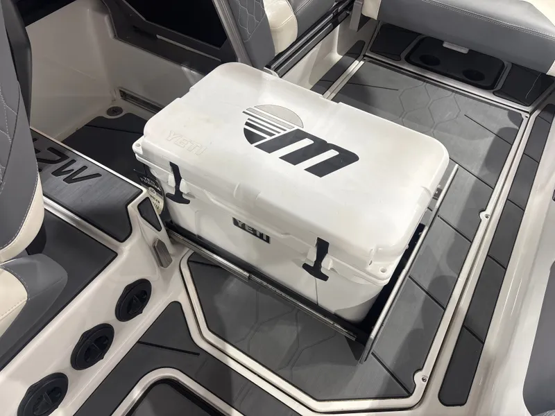 Slide: The Image of Malibu M240 2021 - 21